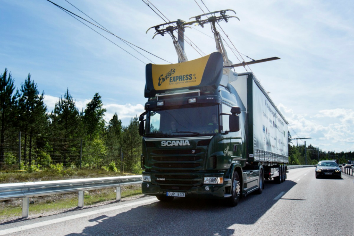 Hybrid Scania truck travels along the eHighway (Image copyright: Scania CV AB)