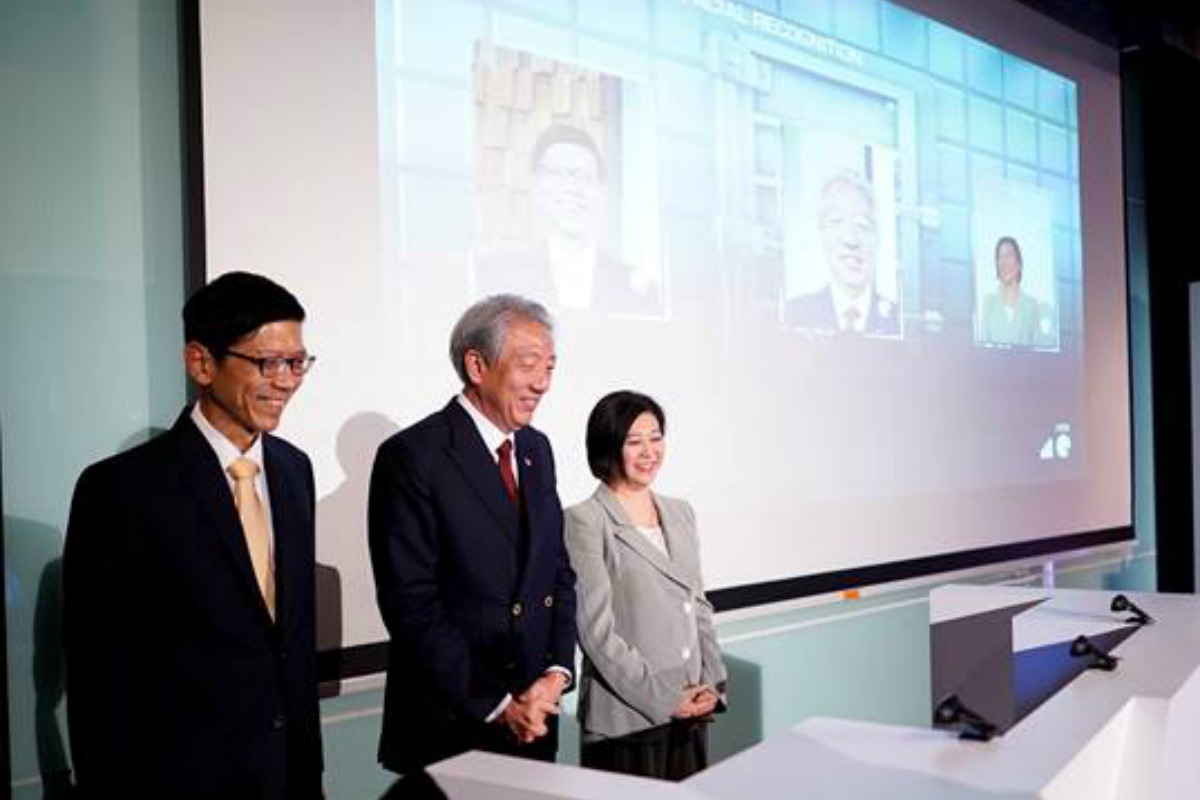 L-r: Tan Chorh Chuan; Deputy PM Teo Chee Hean and Singtel CEO, Chua Sock