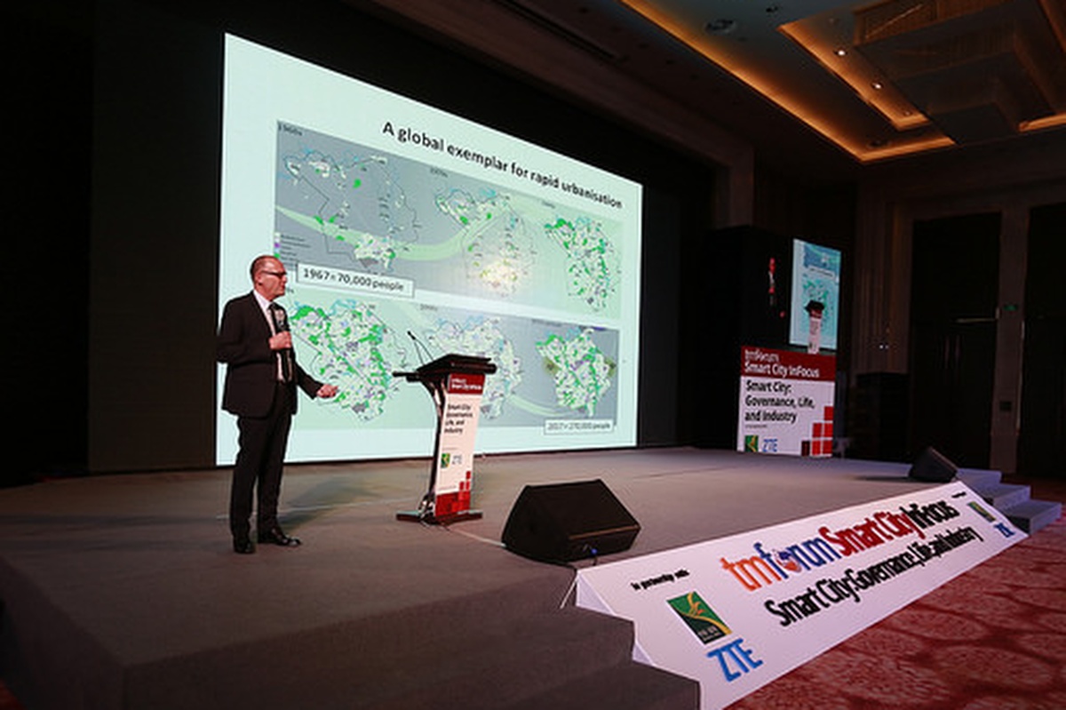 Geoff Snelson bringing the magic of Milton Keynes to Yinchuan, China at a TM Forum event