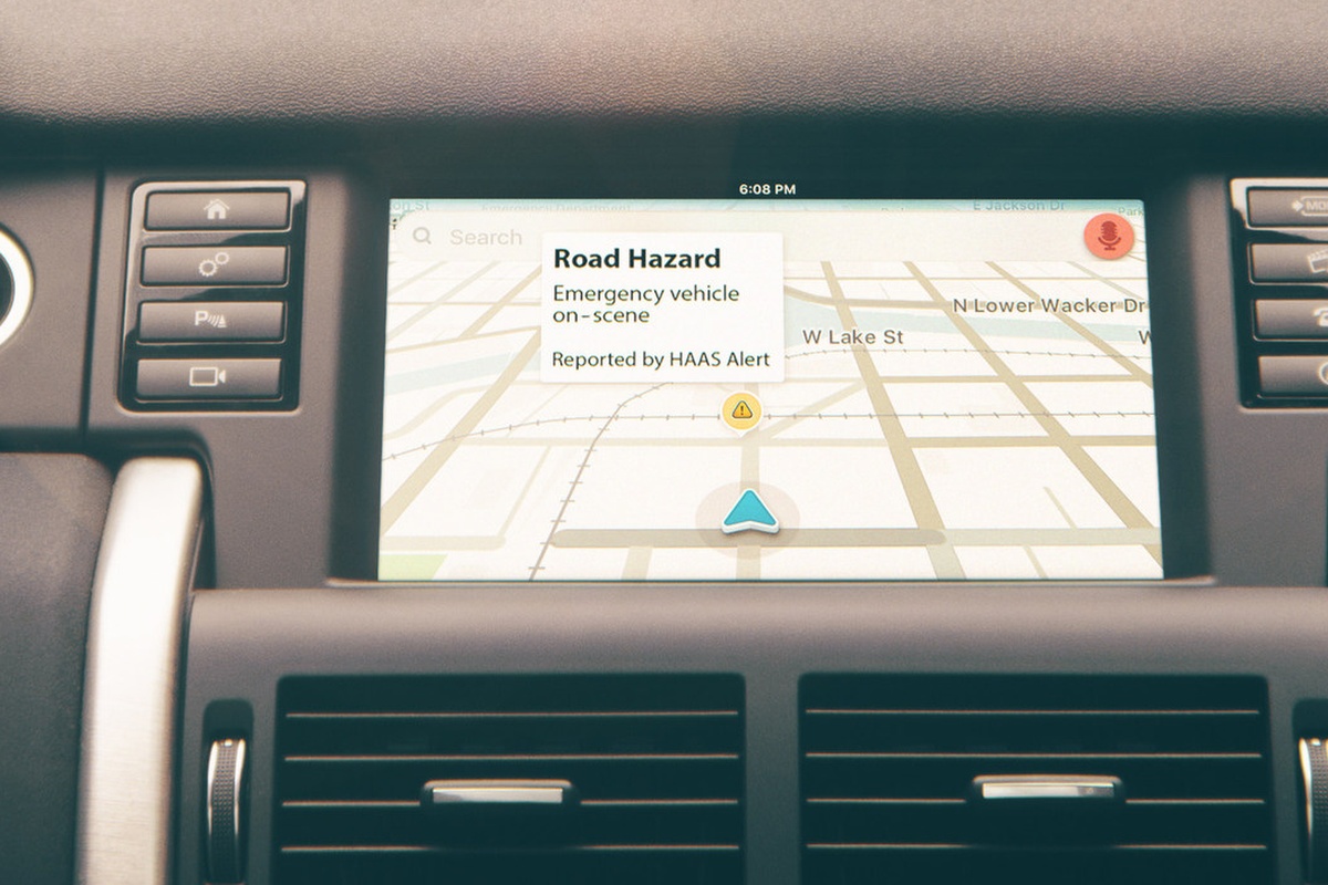 Waze users automatically receive incident locations and warnings about emergency services