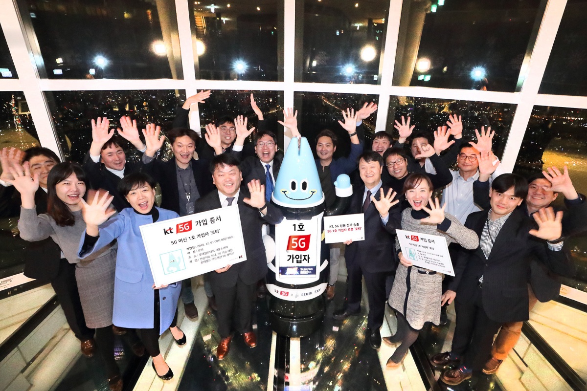 AI robot Lota and KT officials at the 5G service launch in the Lotte World Tower
