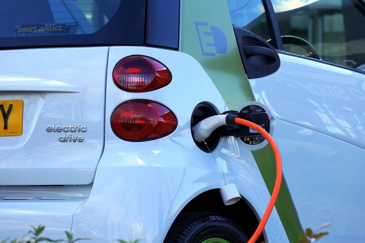 China and US score highly when it comes electric cars and charging points