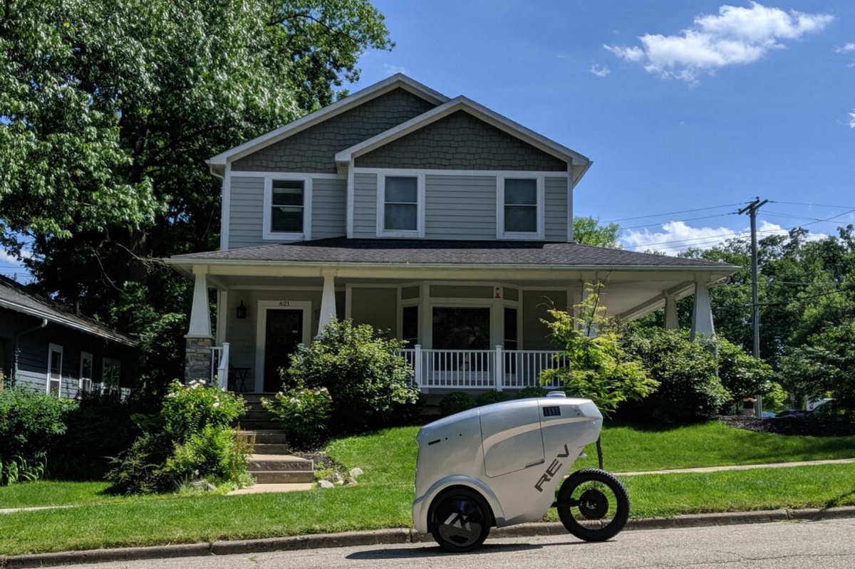 The Rev-1 autonomous delivery robot from Refraction AI in action