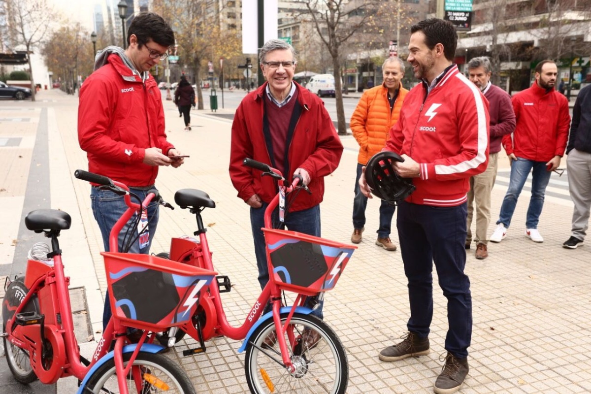 Mayor Joaquin Lavin welcomes the Scoot e-bikes to Santiago