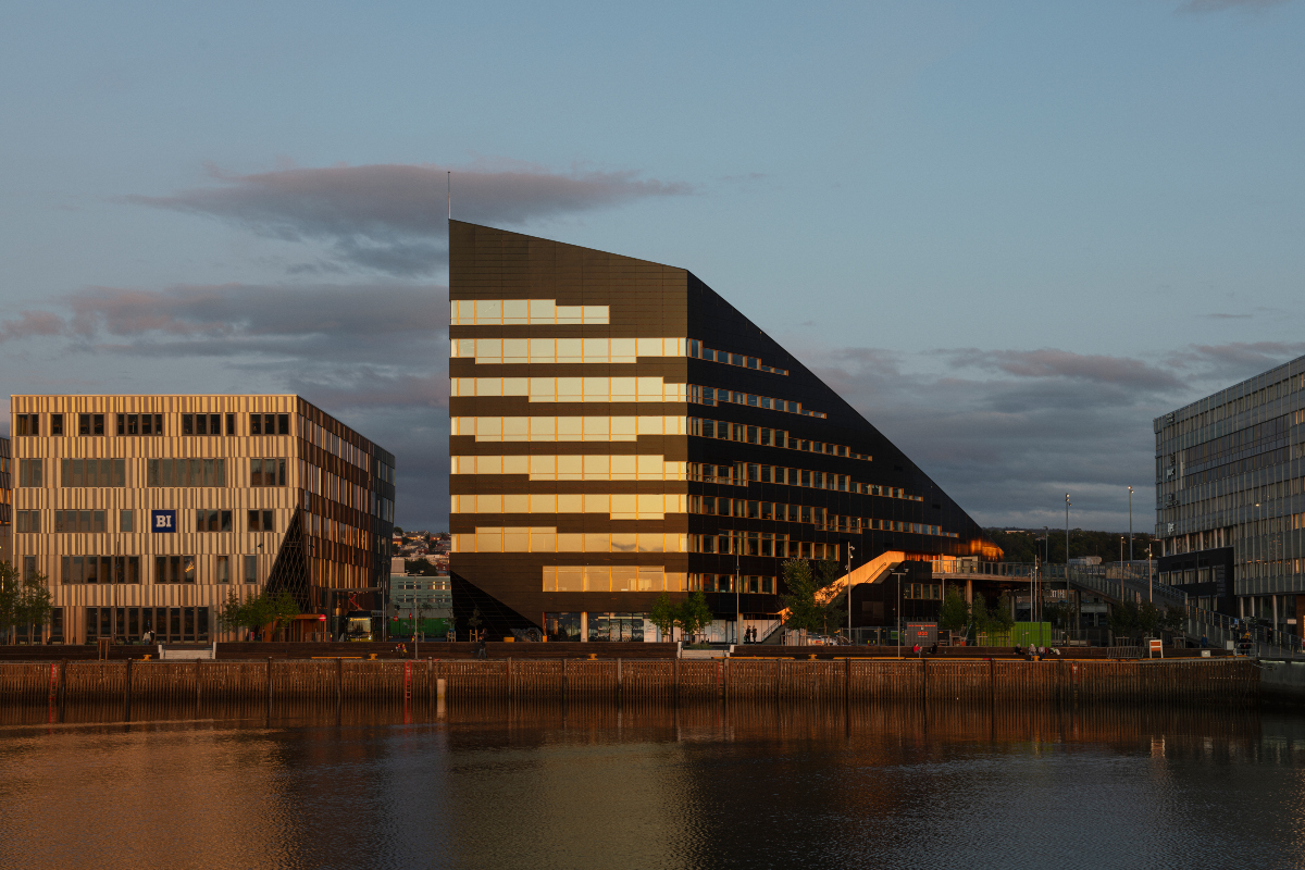 The waterfront façade is the slimmest face of the building. Copyright: Ivar Kvaal The waterfront façade is the slimmest face of the building. Copyright: Ivar Kvaal