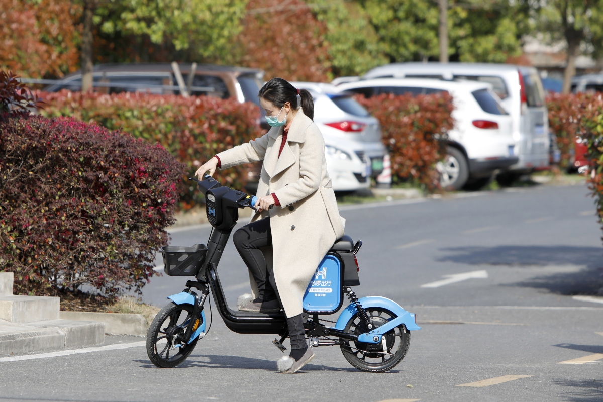 Yunqi's navigation system is activated through Bluetooth and offers riders route directions