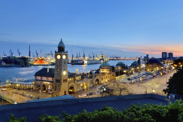 The Port of Hamburg has major advantages as the site of a green energy hub. Copyright: Christian Spahrbier