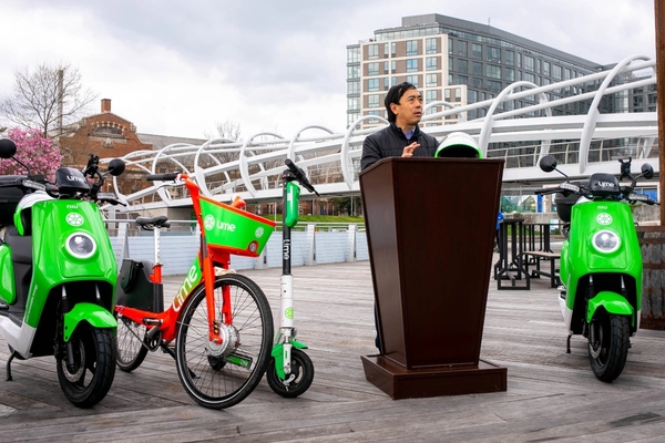 Lime CEO Wayne Ting announces the arrival of the e-mopeds in Washington
