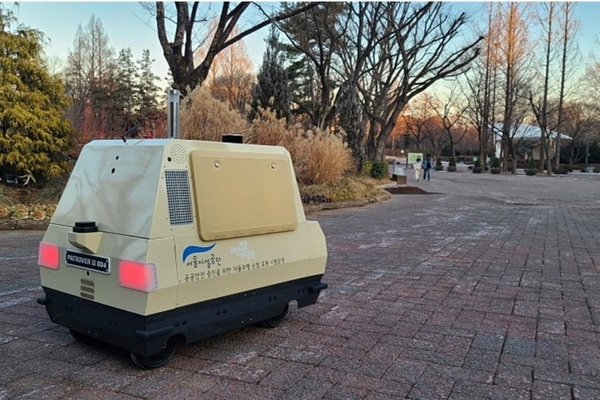 One of the self-driving robots, patrolling park areas of Seoul