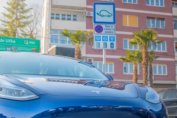 Digital e-paper road signs for EV charging piloted in Croatia