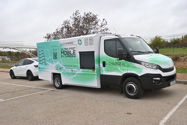 L-Charge's charging van incorporates a mini-power station onboard that uses clean fuels to produce electricity