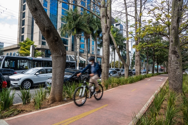 Vila Olimpia,_São Paulo_cycling_Brazil_smart cities_Adobe.jpg
