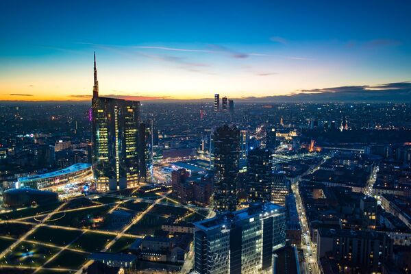 Milan_by_night_smart_cities_Adobe.jpg