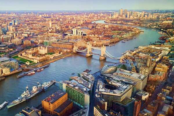 aerial_shot_of_London_skyline5_smart_cities_Adobe.jpg