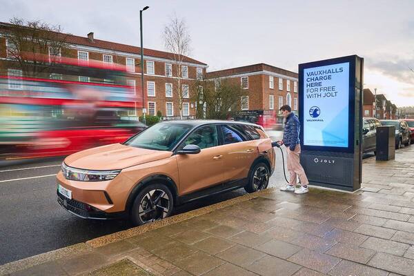 Vauxhall_Jolt_EV_charging_PR.jpg