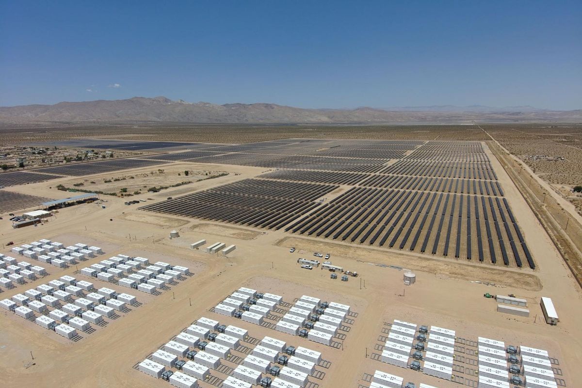 Los Angeles opens major solar and battery storage centre