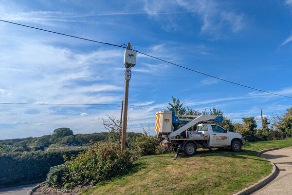 EcoVAR device insalled on overhead lines UKPN smart cities PR