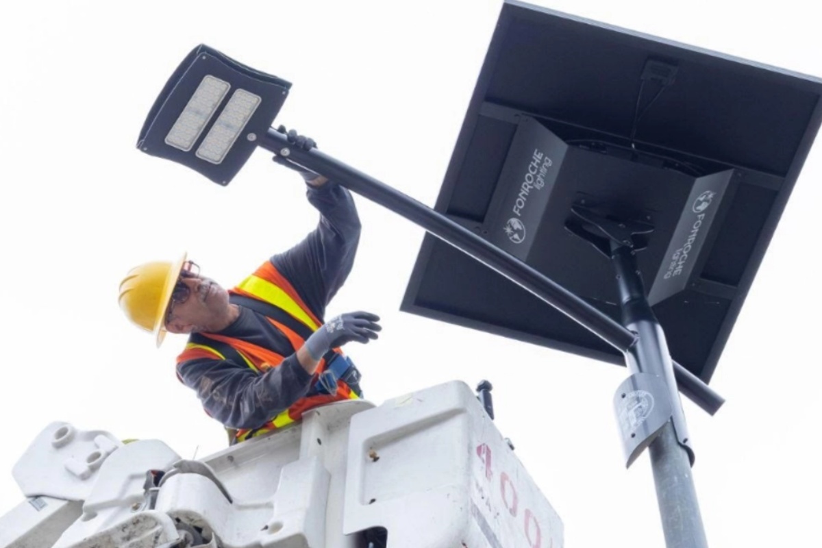 Solar streetlights unveiled in North Hollywood
